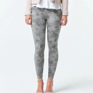 SPANX Jean-ish Ankle Leggings in Stone Wash Camo Size Medium